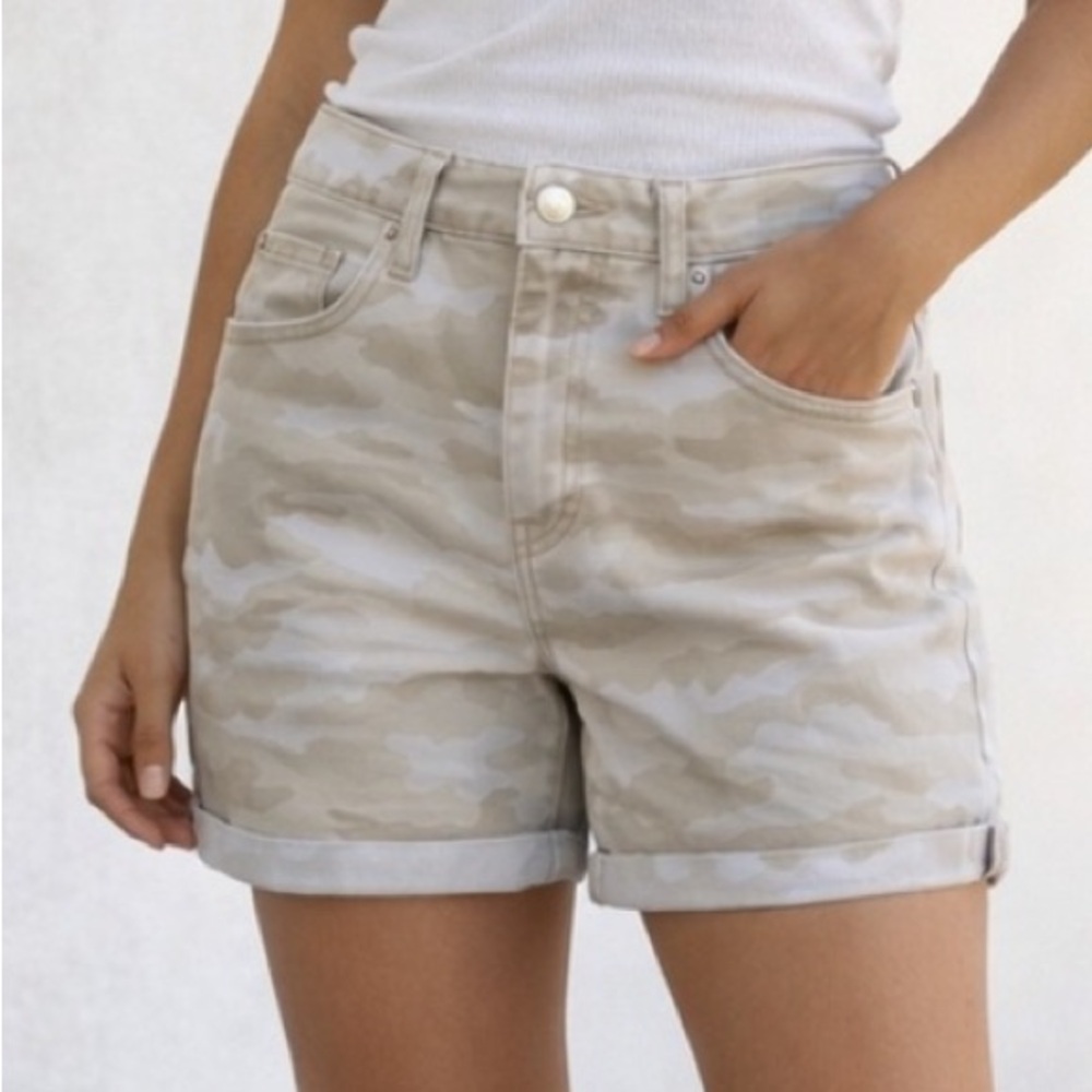LEVI’S CAMO MID LENGTH SHORTS WOMEN’S W30 ROLLED HEM